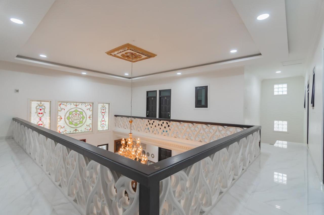 Family Homestay Syariah Cirebon Mitra Reddoorz Exterior foto